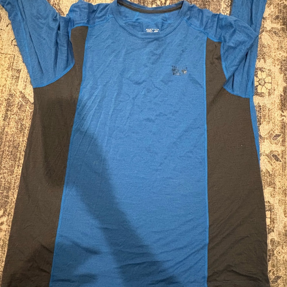Mountain Hardwear Blue and Black Long Sleeve Tees